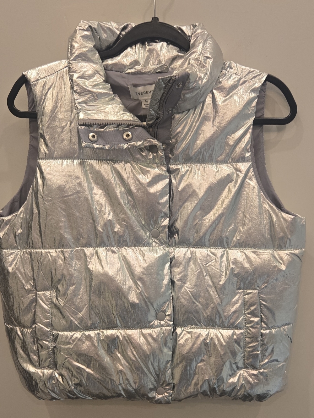NWT Evereve Metallic Silver Puffer Vest. Size Medium.